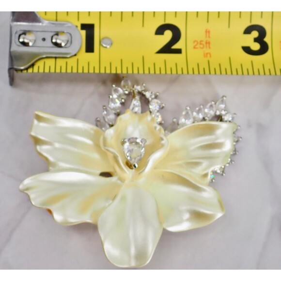 Nolan Miller Signed Ivory Orchid Floral Clear Crystal Rhinestones Brooch Vintage - Picture 12 of 16